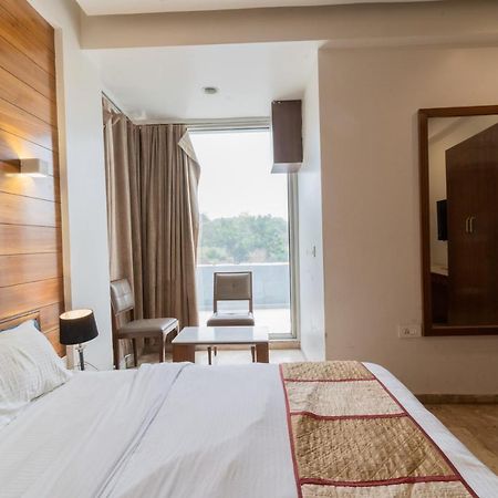 أحمد أباد Hotel Kyra Airport المظهر الخارجي الصورة