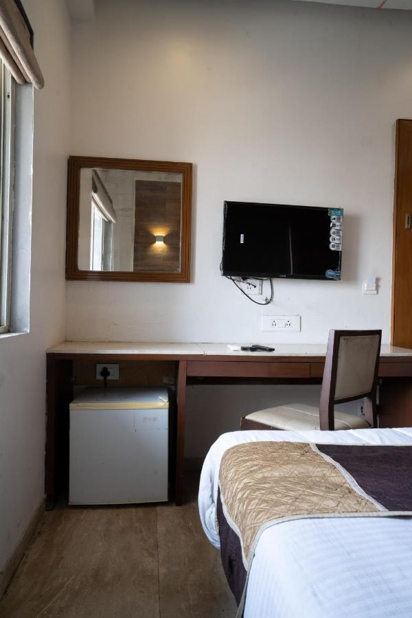 أحمد أباد Hotel Kyra Airport المظهر الخارجي الصورة