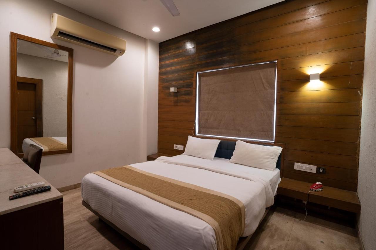 أحمد أباد Hotel Kyra Airport المظهر الخارجي الصورة