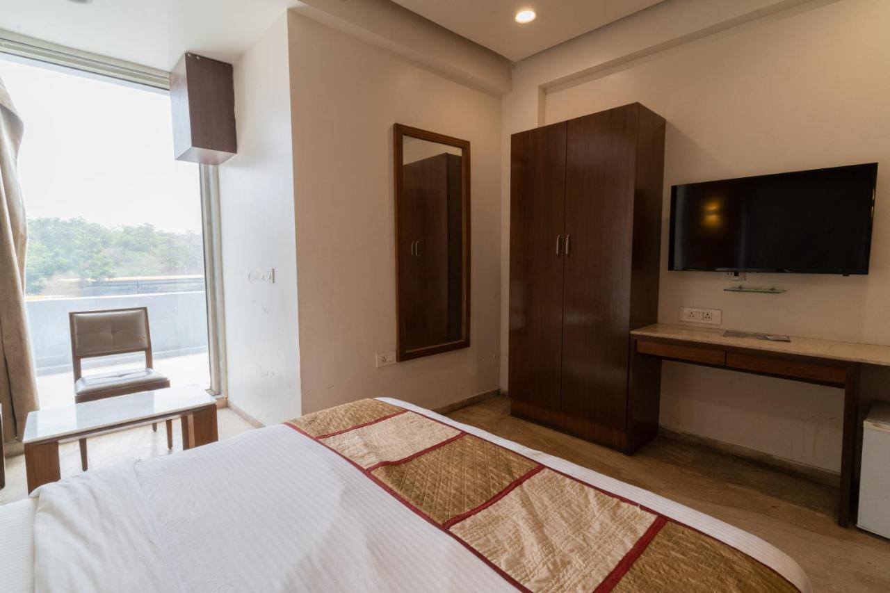 أحمد أباد Hotel Kyra Airport المظهر الخارجي الصورة